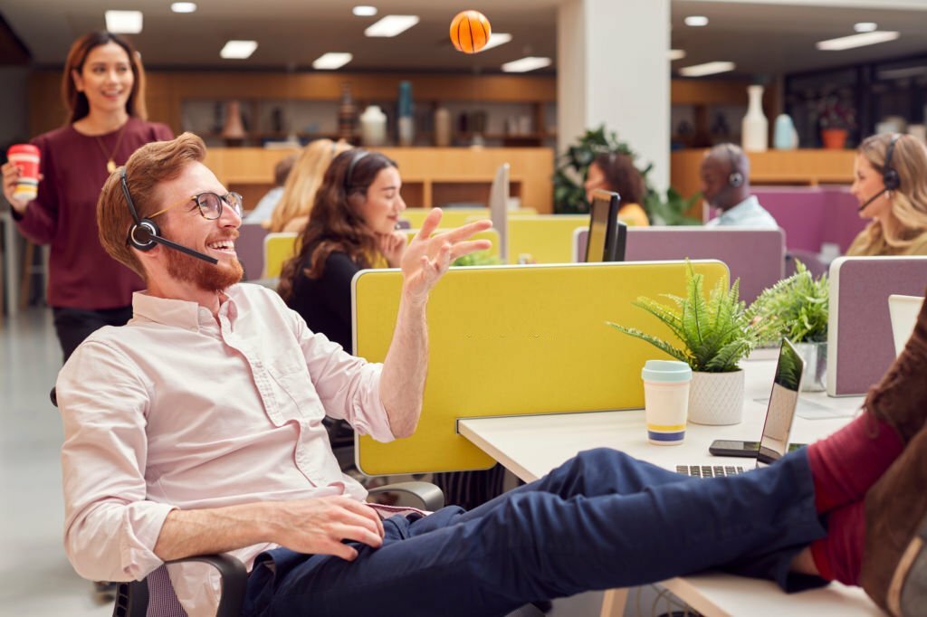 employé jouant avec une balle anti stress