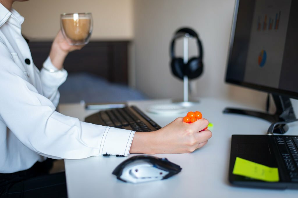 professionnel avec une balle anti stress à pustule