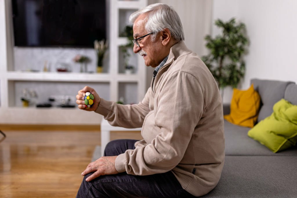 homme vieux avec une balle anti stress